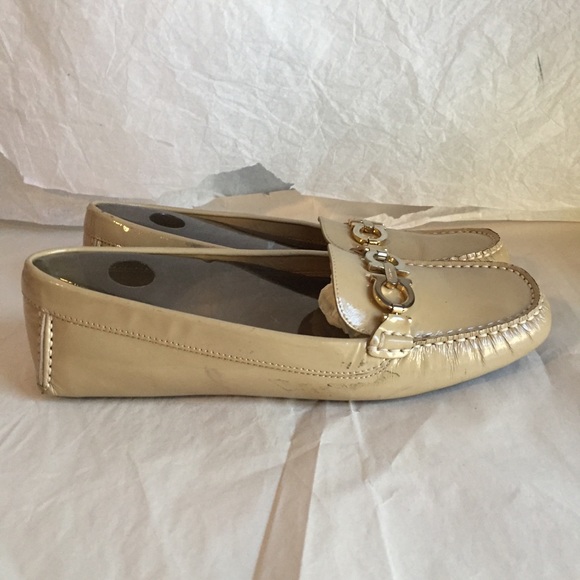 SALVATORE FERRAGAMO BEIGE PATENT MOCCASINS SZ-8 - Picture 2 of 8